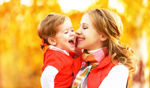 Šťastná rodina. matka a dítě malá dcera hrát líbání na — Stock fotografie