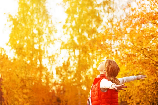 Menina feliz desfrutando de vida e liberdade no outono na natureza — Fotografia de Stock
