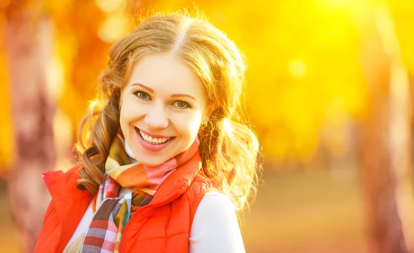 Cara de chica feliz con hojas de otoño a pie Imágenes De Stock Sin Royalties Gratis