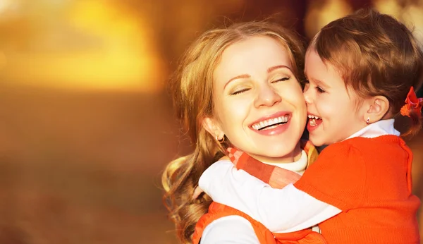 Happy family. mother and child little daughter play kissing on a — Stock Photo, Image