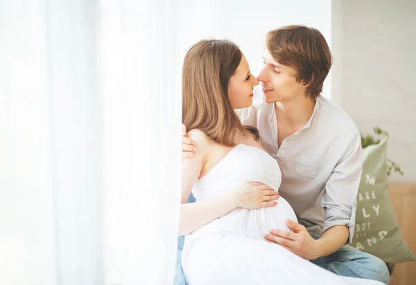 Pregnancy. happy family future parents pregnant mother and fathe — Stock Photo, Image