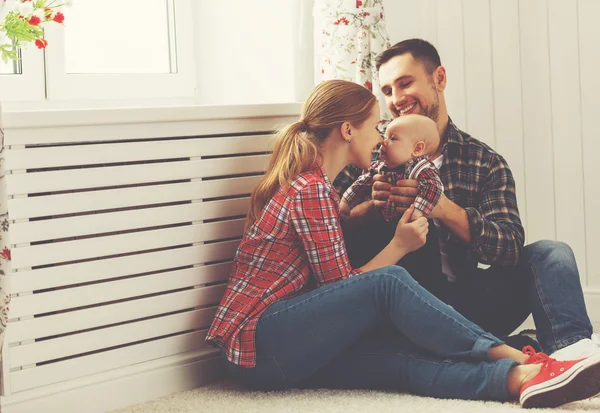 Glückliche Familienmutter und Vater spielen mit einem Baby — Stockfoto