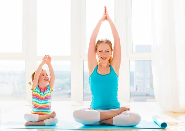 Famiglia madre e figlia sono impegnati nella meditazione e y — Foto Stock