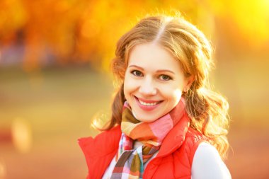 sonbahar yaprakları yürüyüş ile mutlu kız yüzü