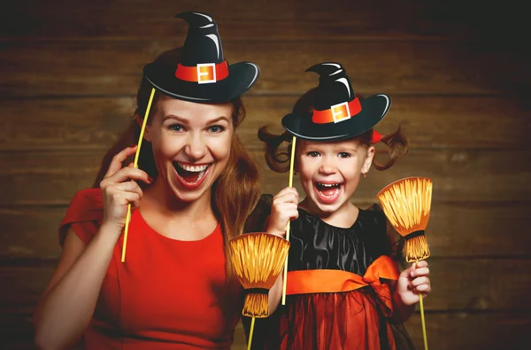 Семья веселых мать и дочь празднуют Хэллоуин в ведьмах — стоковое фото