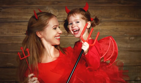 Famiglia madre e figlia festeggiano Halloween in diavolo co — Foto Stock
