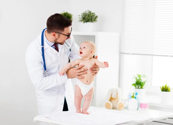 Läkare barnläkare med baby barn — Stockfoto