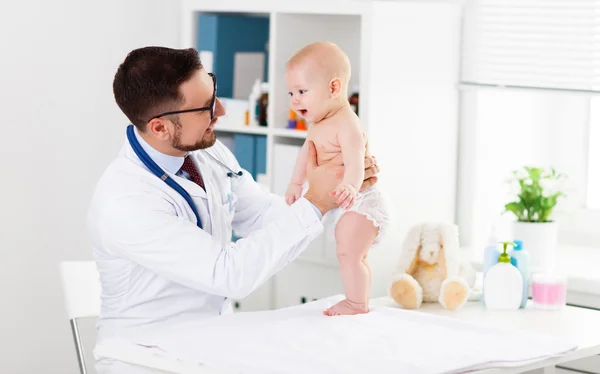 Läkare barnläkare med baby barn — Stockfoto