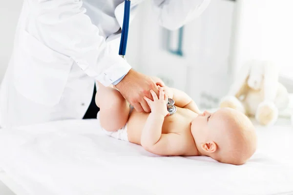 Dokter kinderarts stethoscoop luistert naar baby — Stockfoto