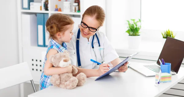 Trevlig glad läkare barnläkare med patientens barn flicka — Stockfoto