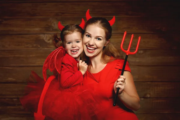 Famiglia madre e figlia festeggiano Halloween in diavolo co — Foto Stock