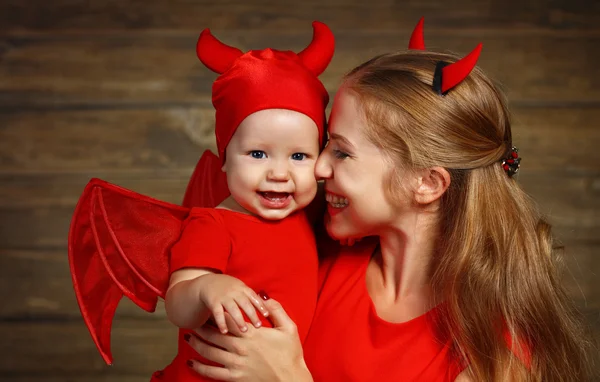 Család anya és a baba fiú megünnepeljük Halloween ördög jelmez — Stock Fotó