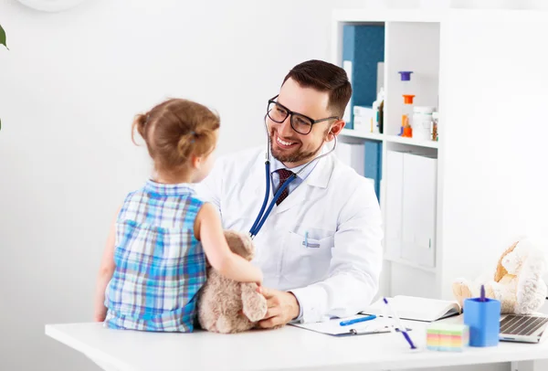 A beteg gyermek lány barátságos boldog férfi orvos gyermekorvos — Stock Fotó