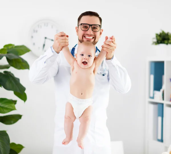 Arzt Kinderarzt Masseur mit Baby — Stockfoto
