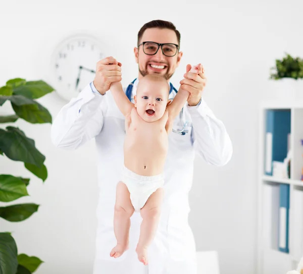 Médecin pédiatre massothérapeute avec bébé enfant — Photo