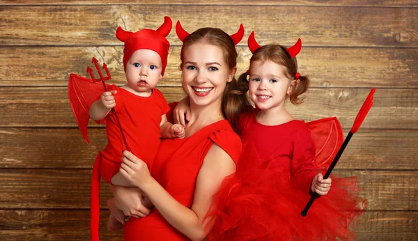 Ευτυχισμένη οικογένεια με κοστούμια διάβολος προετοιμάζεται για τις Απόκριες — Φωτογραφία Αρχείου