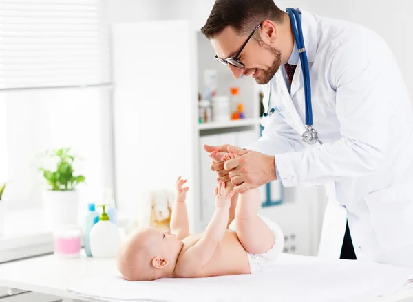 Dokter kinderarts massagetherapeut met baby-kind — Stockfoto