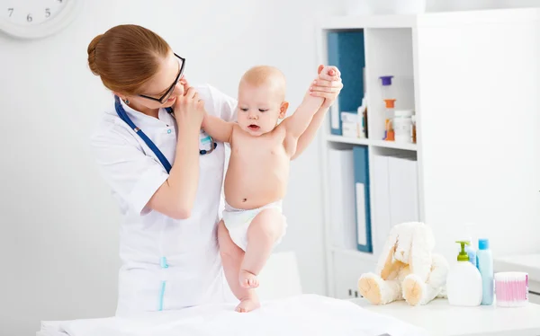 Kinderarts en baby patiënt van de arts — Stockfoto