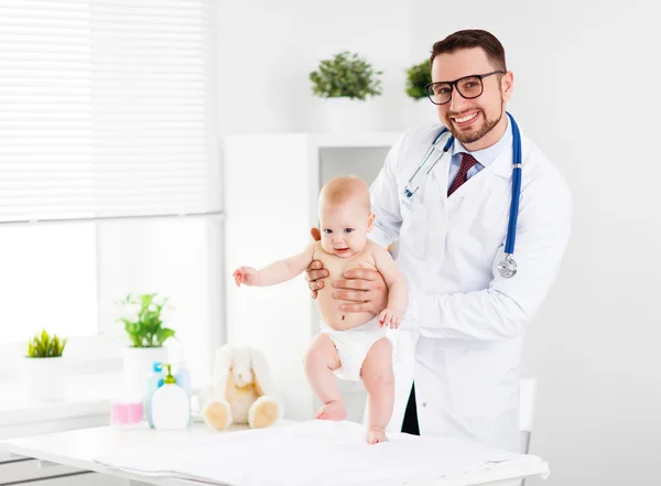 Läkare barnläkare med baby barn — Stockfoto