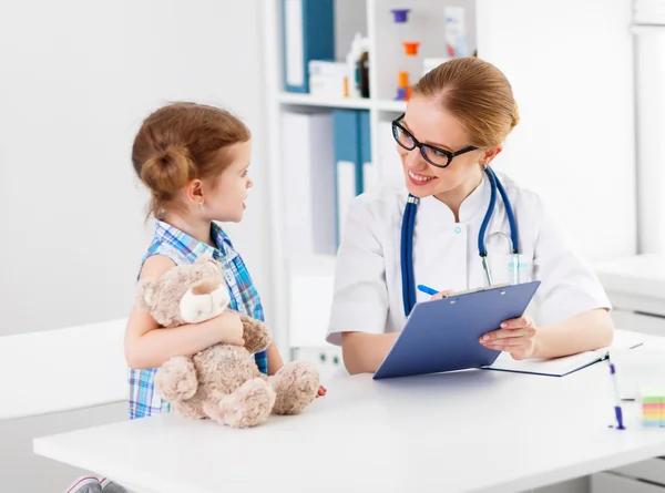 Φιλικό ευτυχισμένη γιατρό παιδίατρο με ασθενή παιδί κορίτσι — Φωτογραφία Αρχείου