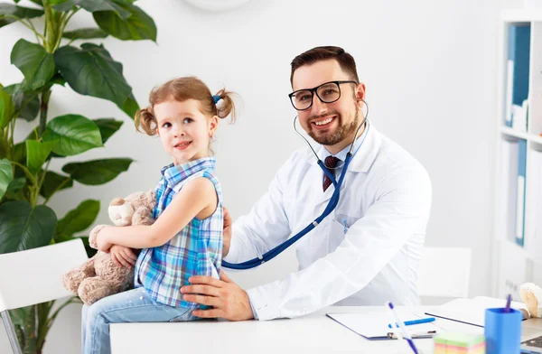 Freundliche glückliche männliche Arzt Kinderarzt mit geduldigem Kind Mädchen — Stockfoto