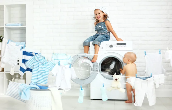 Pequeños ayudantes divertidos niños feliz hermana y hermano en la lavandería a —  Fotos de Stock