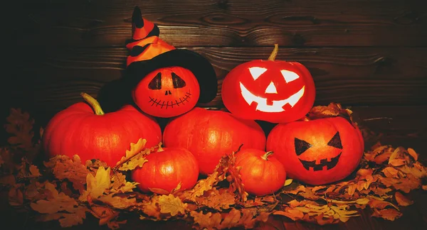 Halloween. calabaza con ojos ardientes sobre fondo de madera — Foto de Stock