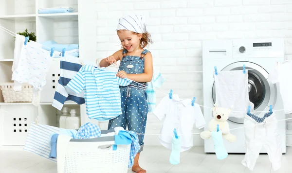 Criança divertida menina feliz para lavar roupas e ri no gramado — Fotografia de Stock