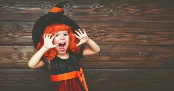 Komik çocuk kız Cadılar Bayramı için cadı kostüm korkutuyor — Stok fotoğraf