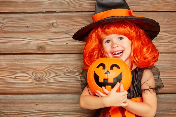 Смешная девочка в костюме ведьмы на Хэллоуин с тыквой Джа — стоковое фото