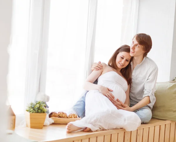 Embarazo. familia feliz futuros padres madre embarazada y fathe — Foto de Stock