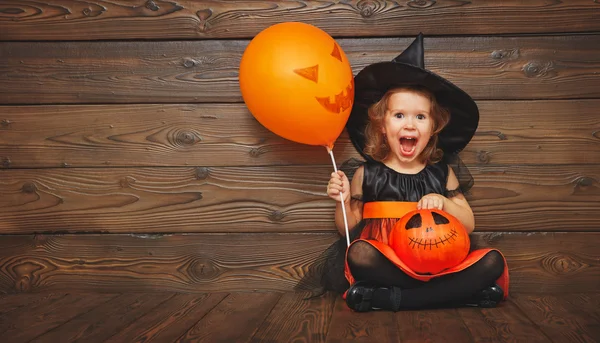 Drôle fille enfant en costume de sorcière pour Halloween avec citrouille Ja — Photo