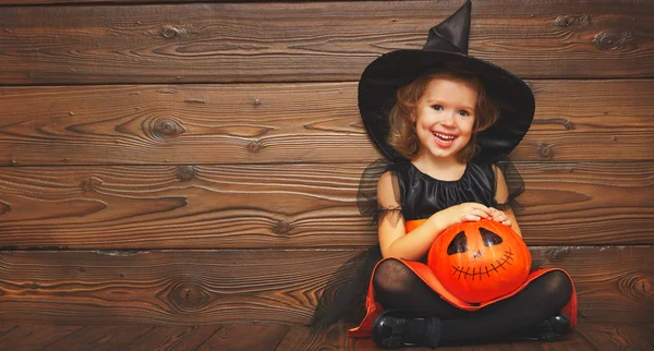 Komik çocuk kız Halloween balkabağı Ja ile için cadı kostüm — Stok fotoğraf