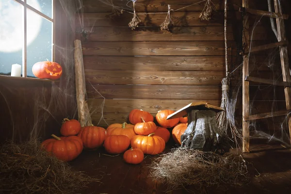 Halloween bakgrund. gammal trä hut häxor lada — Stockfoto