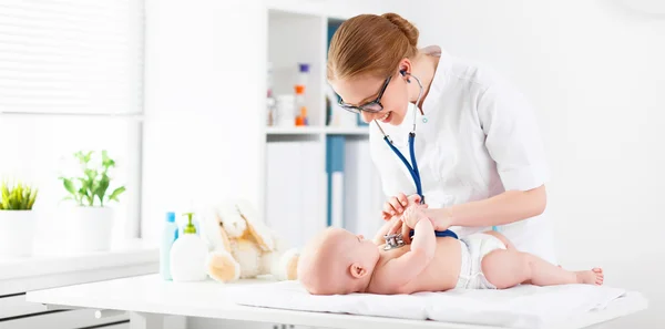 Médecin pédiatre et bébé patient — Photo