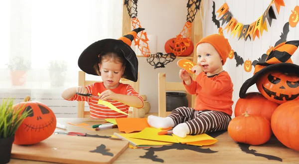 Niños felices preparándose para Halloween murciélagos caseros decorados hechos a mano — Foto de Stock