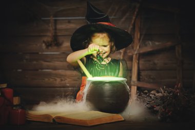 Cadılar Bayramı. çocuk kız cadı kazanı iksiri hazırlanıyor