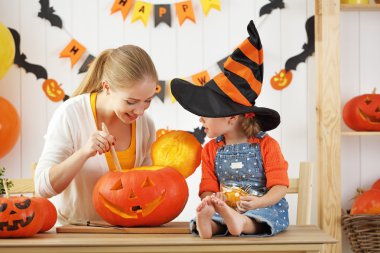  aile anne ve çocuk kızı Cadılar Bayramı için hazırlanıyor bir