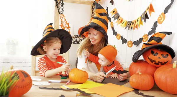 Família mãe e crianças decorar casa para o Halloween — Fotografia de Stock