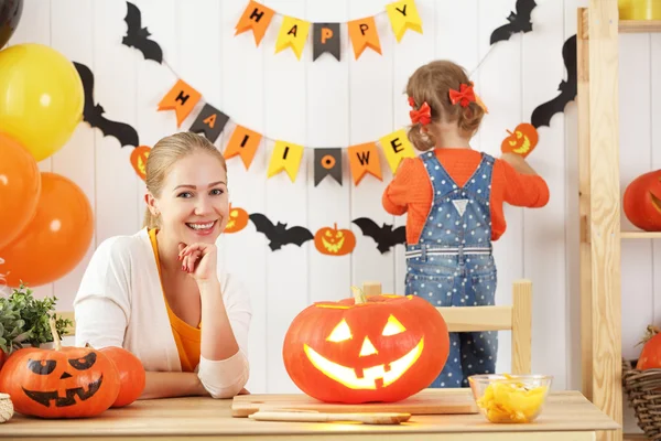 Família mãe e filha criança estão se preparando para o Halloween um — Fotografia de Stock
