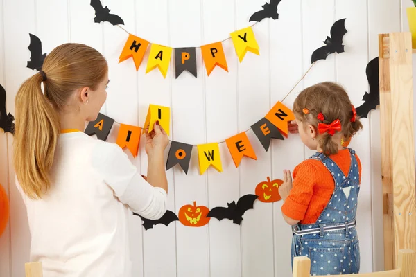 Família mãe e filha criança estão se preparando para o Halloween um — Fotografia de Stock