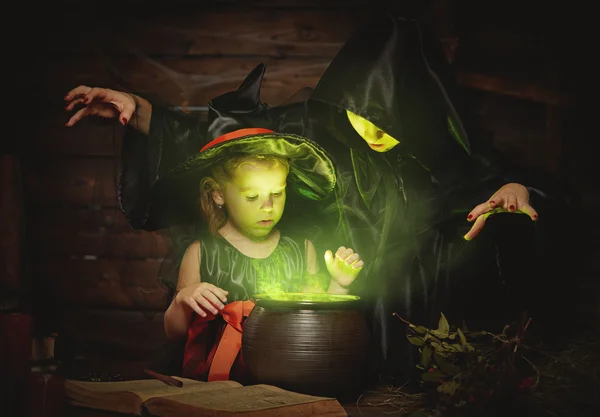 Halloween. dwa witches, starych i młodych, przygotowanie eliksiru w cauldr — Zdjęcie stockowe