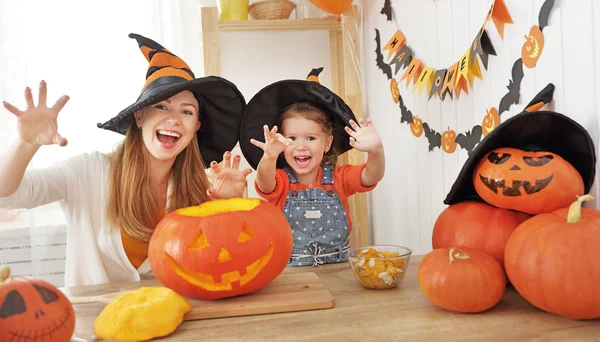 Family mother and child daughter in hat witch are preparing for — Stock Photo, Image