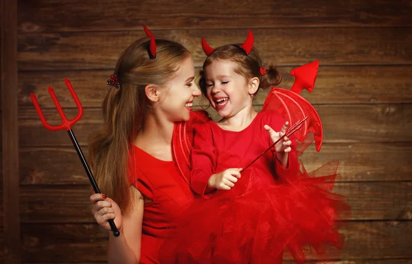 Aile anne ve çocuk kızı şeytan co Cadılar Bayramı kutlamak — Stok fotoğraf