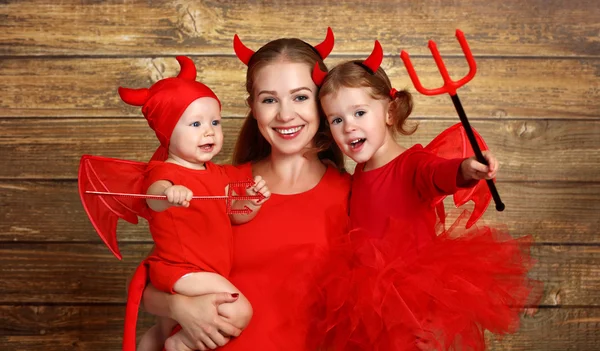 Famiglia felice con costumi diavolo si prepara per Halloween — Foto Stock