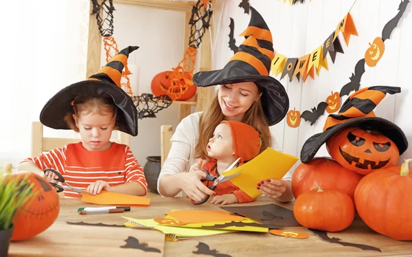 aile anne ve çocuk Cadılar Bayramı için ev süslemeleri