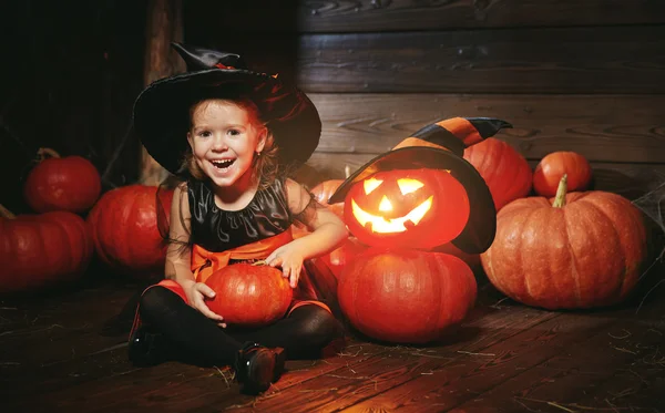 Halloween. dítě malá čarodějnice s lucernou dýně Jack — Stock fotografie