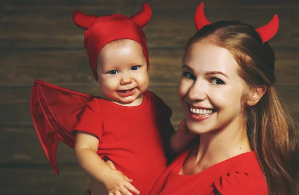Οικογένεια μητέρα και γιος μωρό γιορτάσουμε το καρναβάλι στο διάβολο κοστούμι — Φωτογραφία Αρχείου