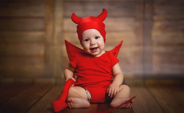 Divertido bebé en traje de Halloween diablo sobre fondo de madera —  Fotos de Stock