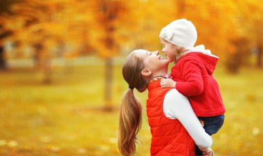 mutlu bir aile. Anne ve çocuk öpüşme küçük kızı oyun bir
